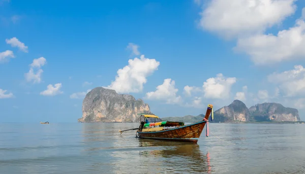 Thaise houten boot op tropisch strand — Stockfoto