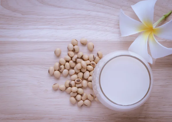Latte di soia fresco e semi di soia — Foto Stock