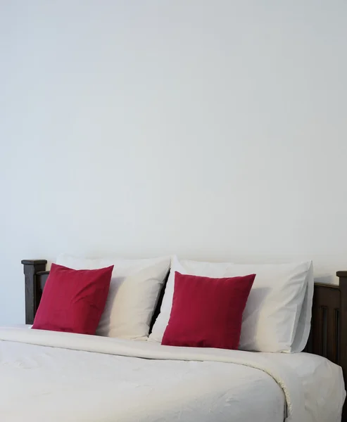 Quarto branco com cama branca arrumada — Fotografia de Stock