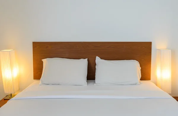 Dormitorio blanco con cama blanca ordenada —  Fotos de Stock