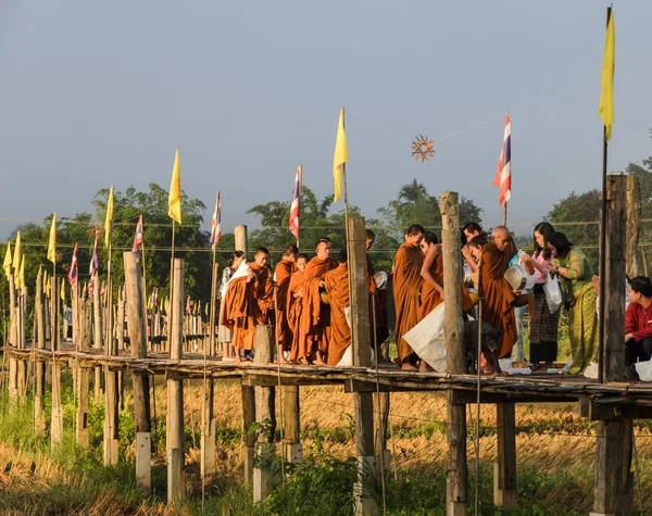 Morgendliches buddhistisches Almosengeben in Thailand — Stockfoto