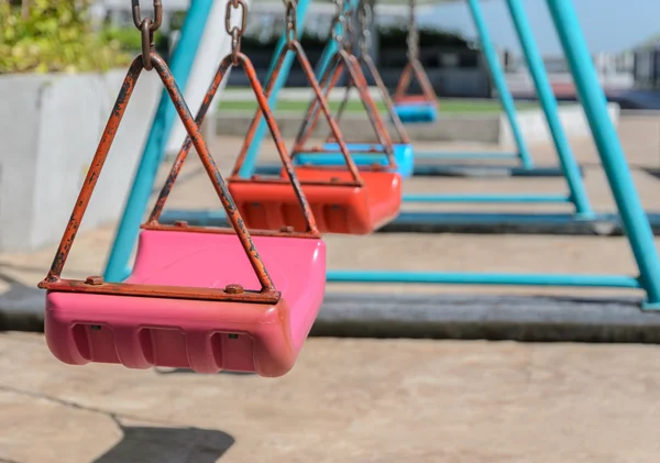 Altalena per bambini vuota nel parco giochi — Foto Stock
