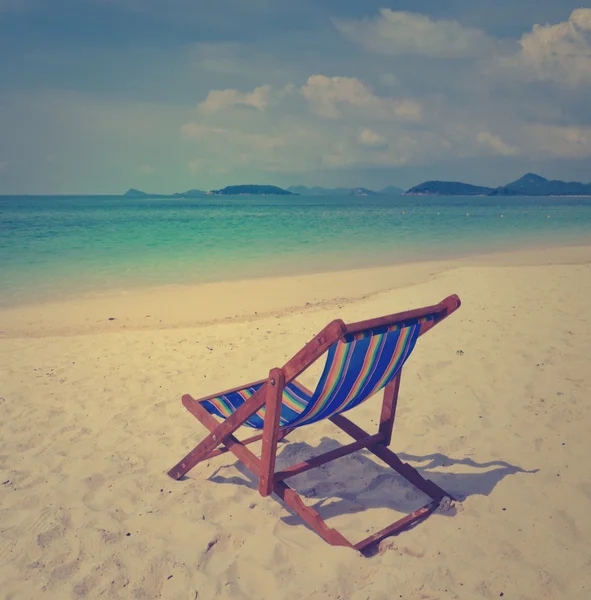 Playa tropical con silla de playa colorida, Tailandia —  Fotos de Stock