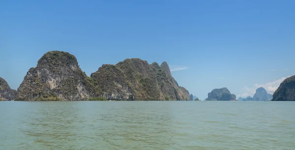 Limestone island i Phang Nga Bay National Park, Thailand — Stockfoto