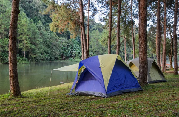 Camping Namioty, w pobliżu jeziora w Oung Pang w Mae Hong Son, Thailand — Zdjęcie stockowe