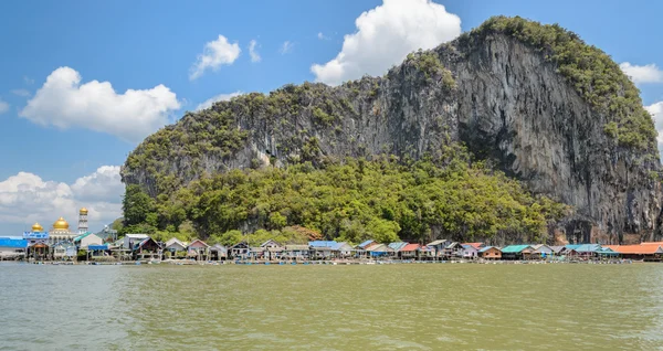 Ко Паньи (Ko Panyi) или Ко Паньи (Koh Panyee), плавающая рыбацкая деревня на Пханг Нга Пр. — стоковое фото