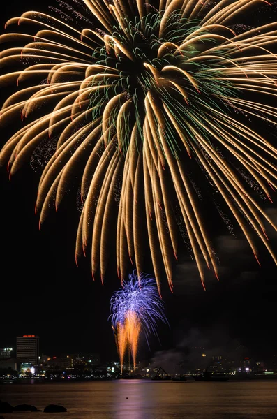 Grandi fuochi d'artificio sul cielo sulla spiaggia di Pattaya, Thailandia — Foto Stock