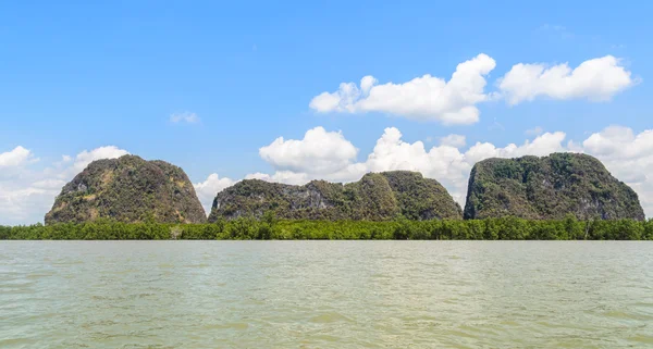 Île calcaire avec forêt de mangroves — Photo