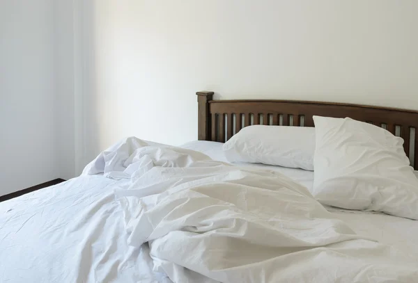 Blick auf ein ungemachtes Bett am Morgen — Stockfoto