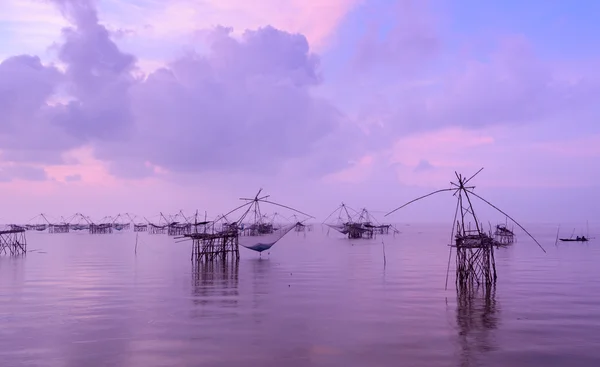 魚は、タイの日の出風景にネットを持ち上げ — ストック写真