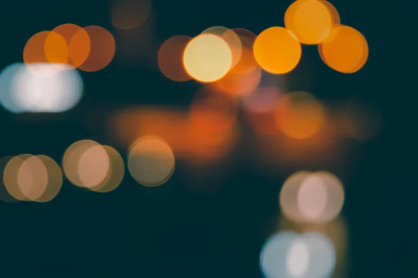 Şehir Sokağı Trafik Işıkları Geceleyin Soyut Arkaplanı Bulanıklaştırdı — Stok fotoğraf