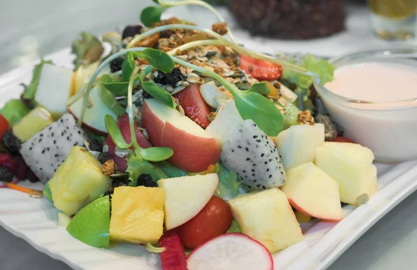 Gemüse Und Obstsalat Mit Saucen Auf Weißem Teller Ananas Salat — Stockfoto