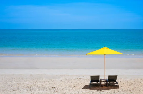 Тропічний Літній Піщаний Пляж Двома Кріслами Під Жовтою Парасолькою Проти — стокове фото
