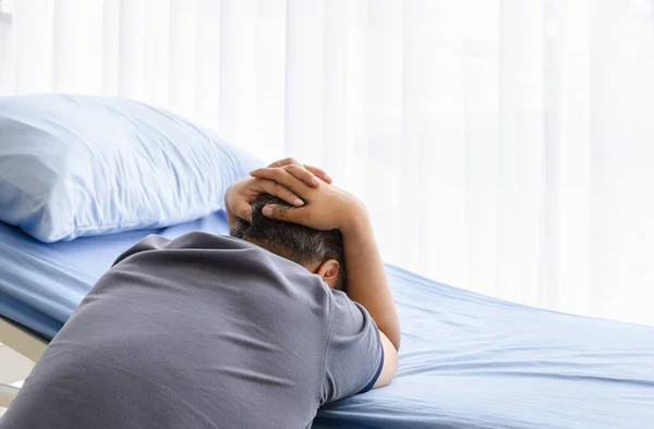 Depressiver Älterer Ehemann Trauert Auf Patientenbett Verstorbene Frau Krankenhauszimmer — Stockfoto