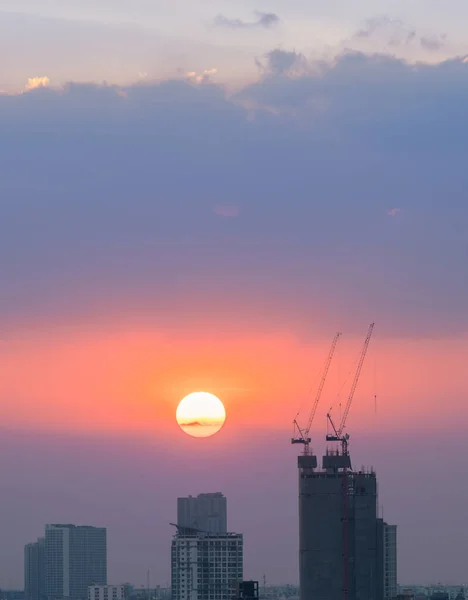 Sonnenuntergang Über Hochhäusern Und Baustelle Mit Kränen — Stockfoto