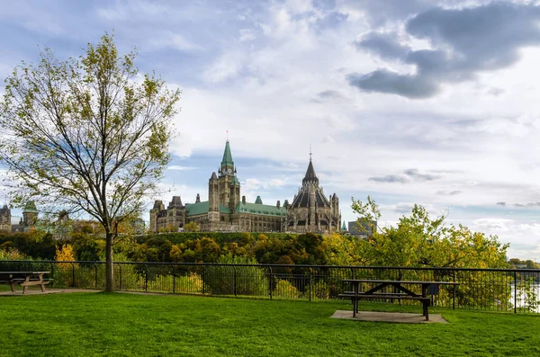 Herfstbeeld Van Parliament Hill Ottawa Canada Uitzicht Vanaf Taverne Hill — Stockfoto