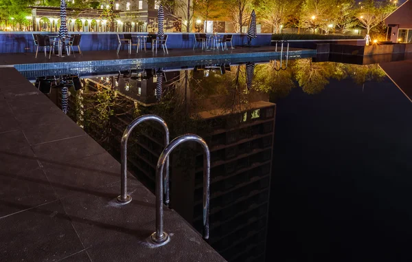 Schwimmbad bei Nacht — Stockfoto