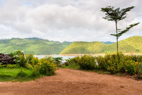 Hermosa vista de la naturaleza de la presa de Srinakarin en Kanchanaburi, Tailandia —  Fotos de Stock