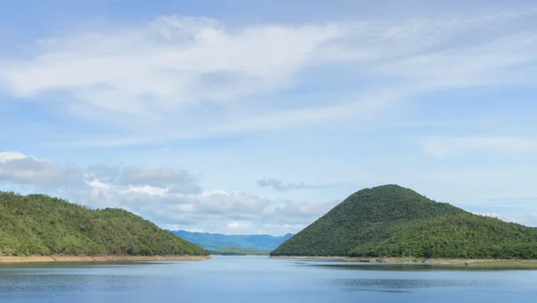 Beautiful nature view of Srinakarin dam — Stock Photo, Image