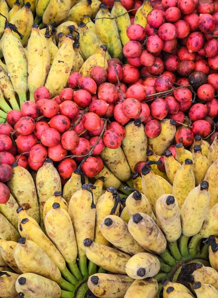 Uva birmanesa e banana fundo de frutas — Fotografia de Stock