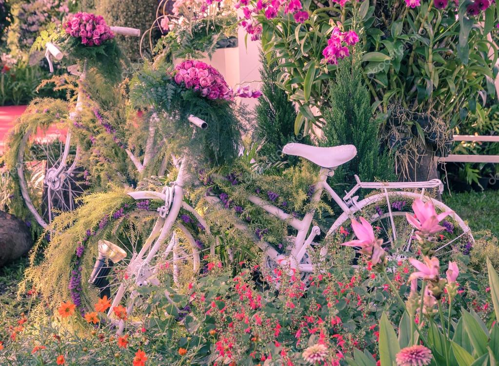 Décoration de jardin vélo Vintage — Photographie boonsom © #54870593 Décoration de jardin vélo Vintage — Photographie boonsom © #54870593
