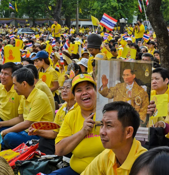 O povo tailandês respeita o Rei Bhumibol no seu aniversário, Tailândia — Fotografia de Stock