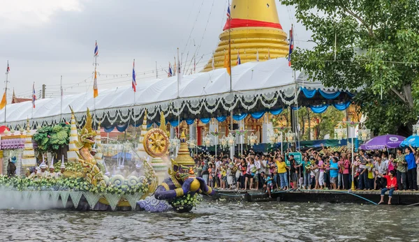 De jaarlijkse Lotus geven Festival of wrijf Bua ceremonie in Thailand — Stockfoto