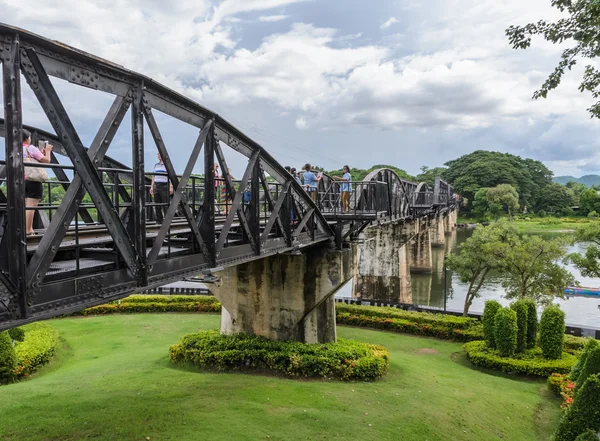 Most na rzece kwai w mieście kanchanaburi, Tajlandia — Zdjęcie stockowe
