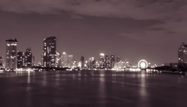 Horizonte borroso de la ciudad por la noche —  Fotos de Stock