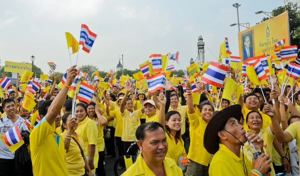 Los tailandeses ondean banderas durante el cumpleaños de King en Bangkok, Tailandia . — Foto de Stock