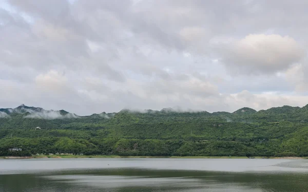 Hermosa vista de la naturaleza de la presa de Srinakarin, Tailandia —  Fotos de Stock