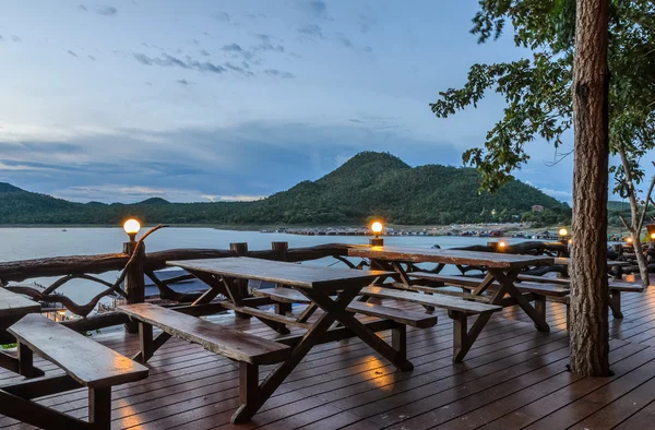 Hermosa vista de la naturaleza de la presa de Srinakarin, Tailandia —  Fotos de Stock