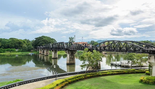 Most přes řeku kwai v kanchanaburi, Thajsko — Stock fotografie