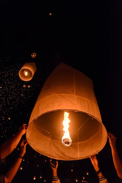 Sky Lantaarns festival of yi peng festival in chiang mai, thailand — Stockfoto