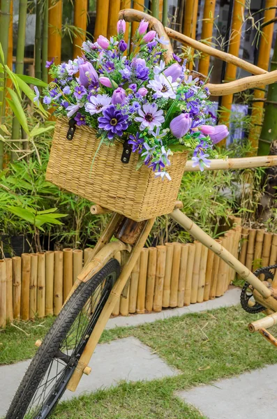 Εκλεκτής ποιότητας ξύλινο ποδήλατο με λουλούδια — Φωτογραφία Αρχείου