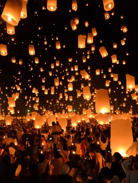 Sky lámpák fesztivál vagy yi peng Fesztivál, chiang mai, Thaiföld — Stock Fotó