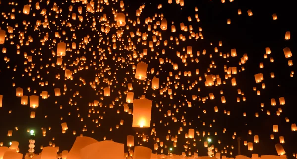 Himmelslaternenfest oder Yi Peng Festival in Chiang Mai, Thailand — Stockfoto