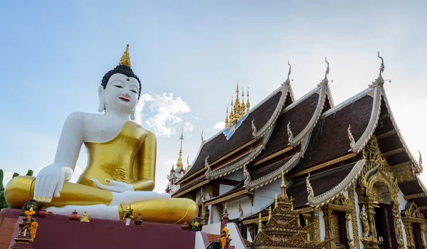 Oferta posąg Buddy w Chiangmai, Tajlandia — Zdjęcie stockowe