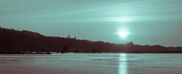 Zonsondergang boven de rivier — Stockfoto