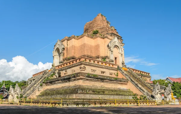 Antigo Pagode no templo Wat Chedi Luang em Chiang Mai, Tailândia — Fotografia de Stock