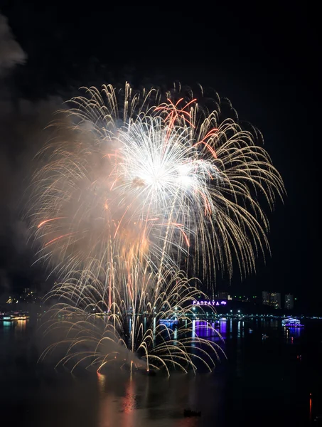 Piękny pokaz sztucznych ogni w Pattaya beach, Tajlandia — Zdjęcie stockowe