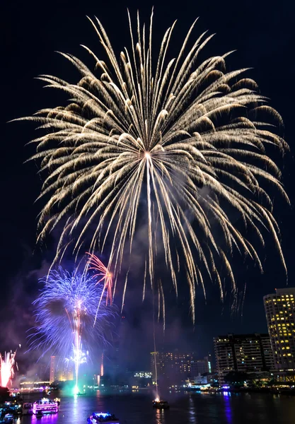 Feux d'artifice colorés à Bangkok, Thaïlande — Photo