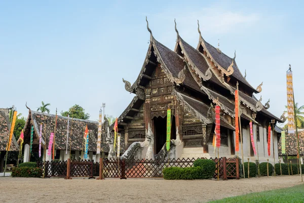 Vacker thailändsk Lanna trä tempel i Chiang Mai, Thailand — Stockfoto