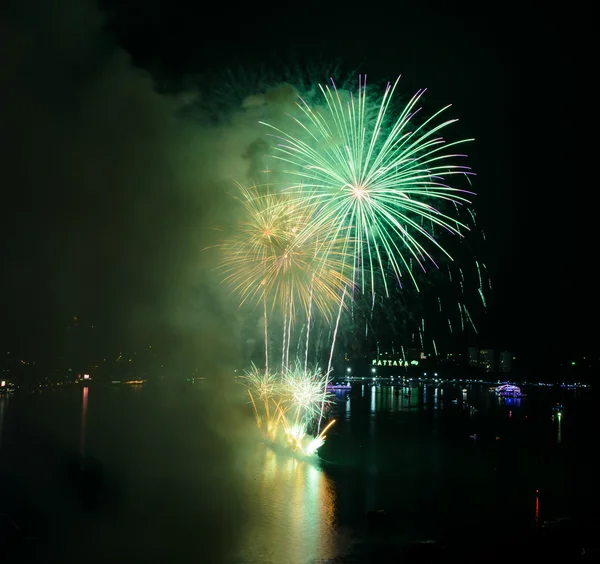 Beau feu d'artifice à la plage de Pattaya, Thaïlande — Photo