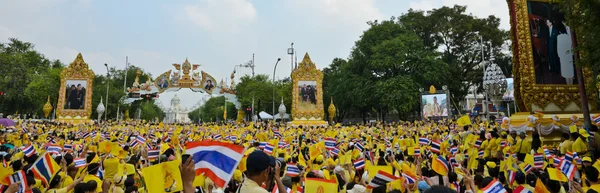 Los tailandeses se reúnen en la calle en Bangkok en el cumpleaños del Rey, Tailandia . —  Fotos de Stock