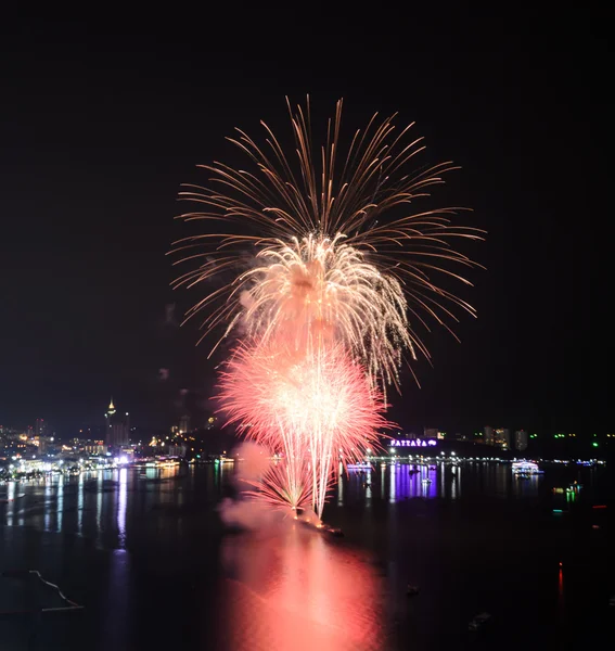 Bellissimi fuochi d'artificio sulla spiaggia di Pattaya, Thailandia — Foto Stock