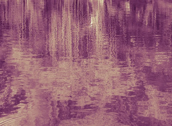 Рефлексія абстрактних дерев на стиглій поверхні води — стокове фото