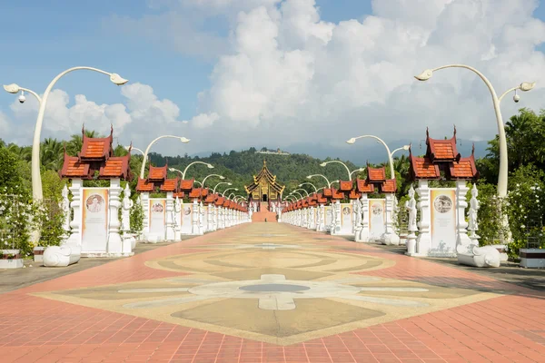 Schöner Fußweg zum königlichen Pavillon im Lanna-Stil, Thailand — Stockfoto