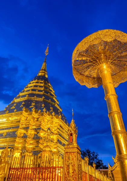 Gouden pagode van Doi Suthep Tempel bij avondschemering, mijlpaal van Chia — Stockfoto