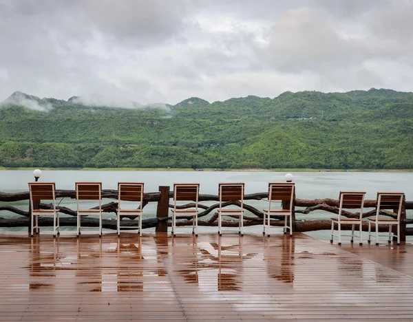 Hermosa vista de la naturaleza de la presa de Srinakarin después de llover en Kanchan — Foto de Stock